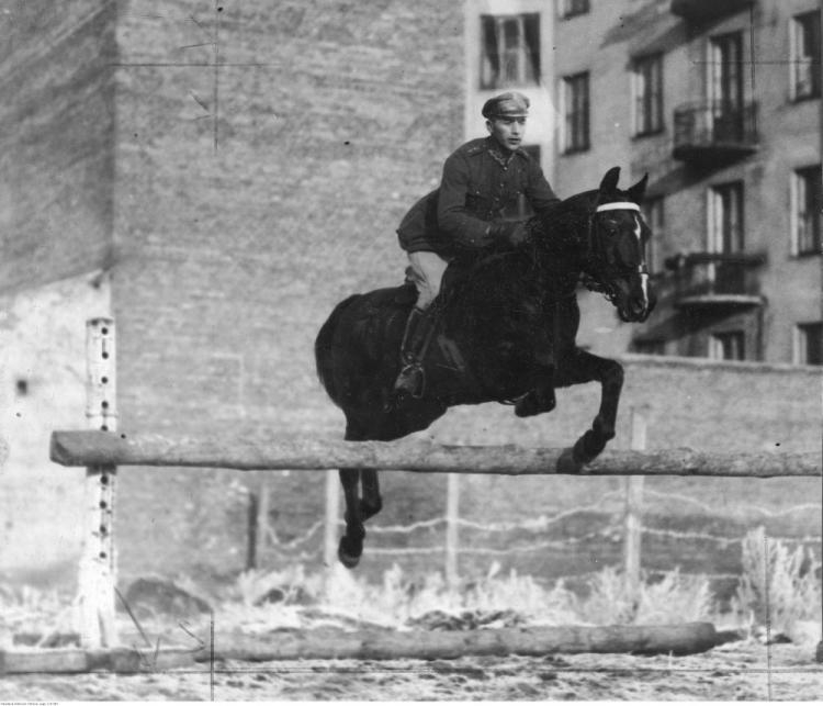 Por. Adam Królikiewicz podczas zawodów hippicznych 1924 r. Źródło: NAC