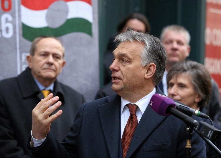 Premier Węgier Viktor Orban podczas odsłonięcia tablicy, upamiętniającej pomoc Polaków udzieloną w czasie rewolucji węgierskiej w 1956 r. Fot. PAP/J. Bednarczyk