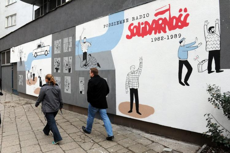 Mural w Warszawie upamiętniający podziemne Radio "Solidarność". Fot. PAP/G. Jakubowski