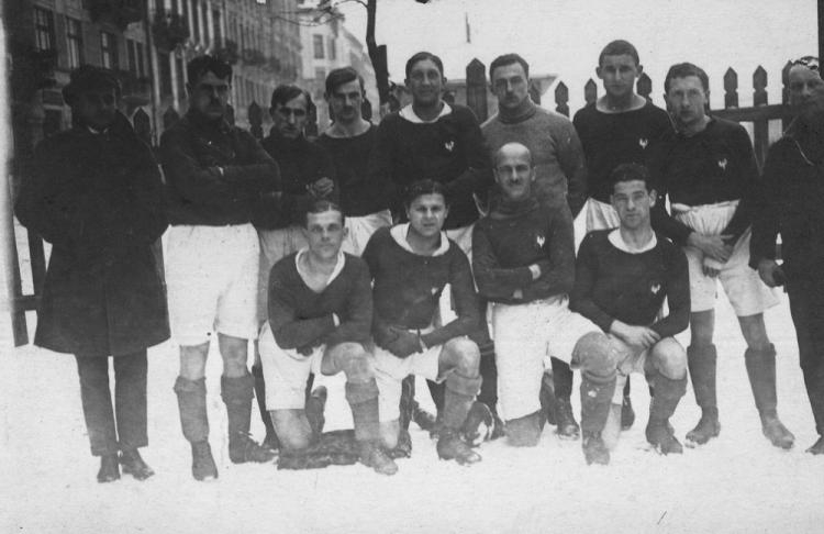 Drużyna reprezentacji Polski na mecz z Węgrami. Kraków, 12.1921. Źródło: NAC