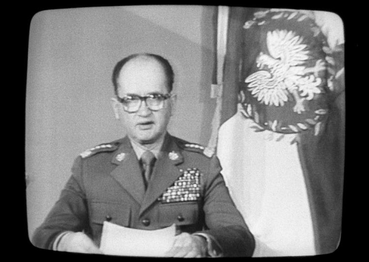 Telewizyjne przemówienie I sekretarza KC PZPR, gen. Wojciecha Jaruzelskiego, w którym ogłosił wprowadzenie stanu wojennego 13.12.1981. Fot. PAP/L. J. Pękalski 