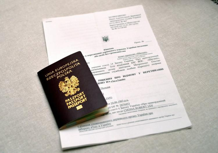 Paszport prezydenta Przemyśla Roberta Chomy i decyzja Służby Bezpieczeństwa Ukrainy (SBU) zakazującą mu wjazdu do tego państwa. Fot. PAP/D. Delmanowicz
