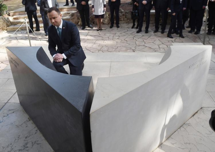 Prezydent RP Andrzej Duda składa kwiaty na grobie Icchaka Rabina w Jerozolimie. Fot. PAP/R. Pietruszka