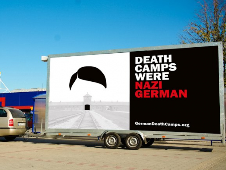 Mobilny billboard „Death Camps Were Nazi German”. Źródło: profil na Facebooku akcji Fundacji Tradycji Miast i Wsi “German Death Camps” 