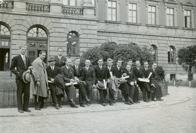 Stanisław Hueckel w grupie absolwentów Politechniki Lwowskiej (szósty z prawej), 1935 r. Fot. ze zbiorów rodziny Hueckel