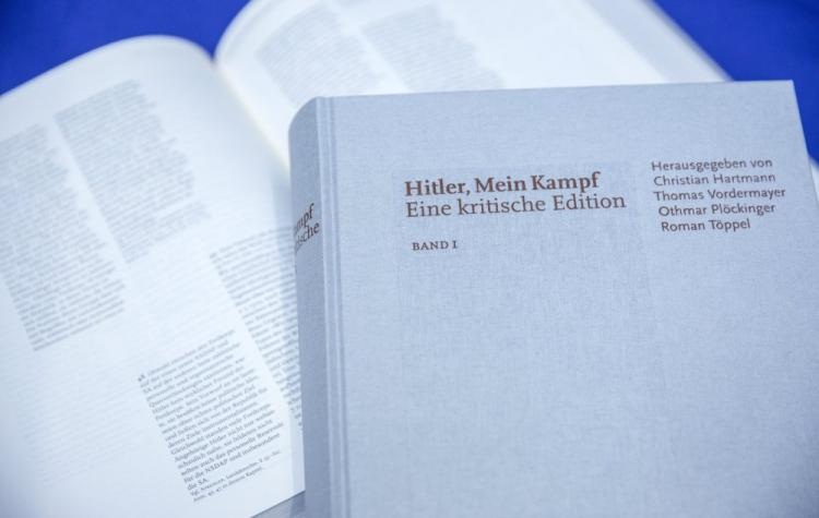 Krytyczne wydanie "Mein Kampf". Fot. PAP/EPA
