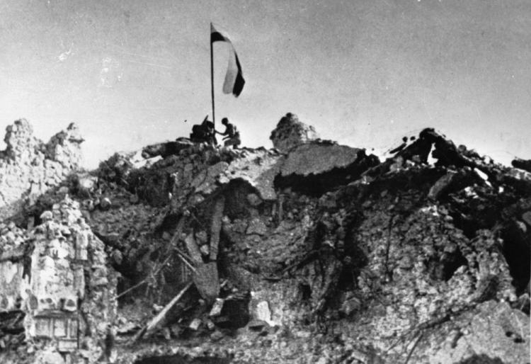 Flaga polska na gruzach klasztoru Monte Cassino. 18.05.1944 r. Fot. PAP/CAF