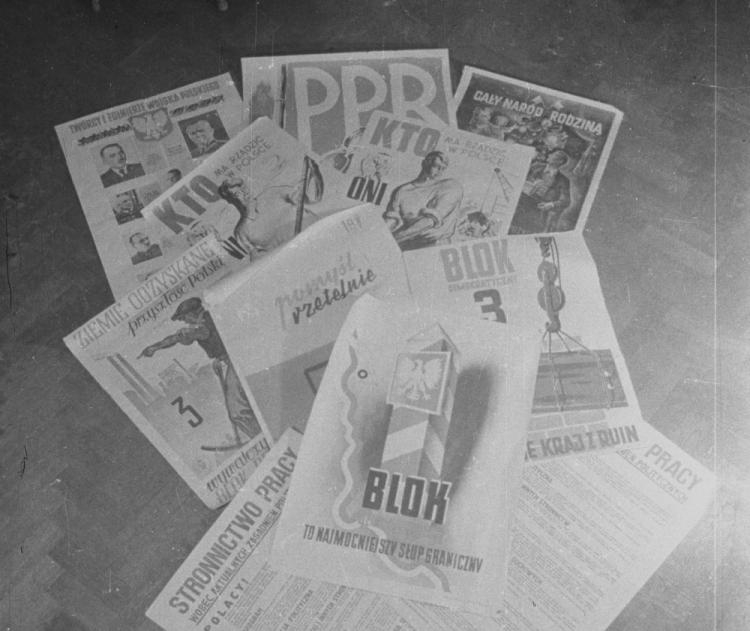 Plakaty i ulotki wyborcze partii Bloku Stronnictw Demokratycznych - wybory do Sejmu Ustawodawczego. 1947 r. Fot. PAP/CAF/J. Baranowski
