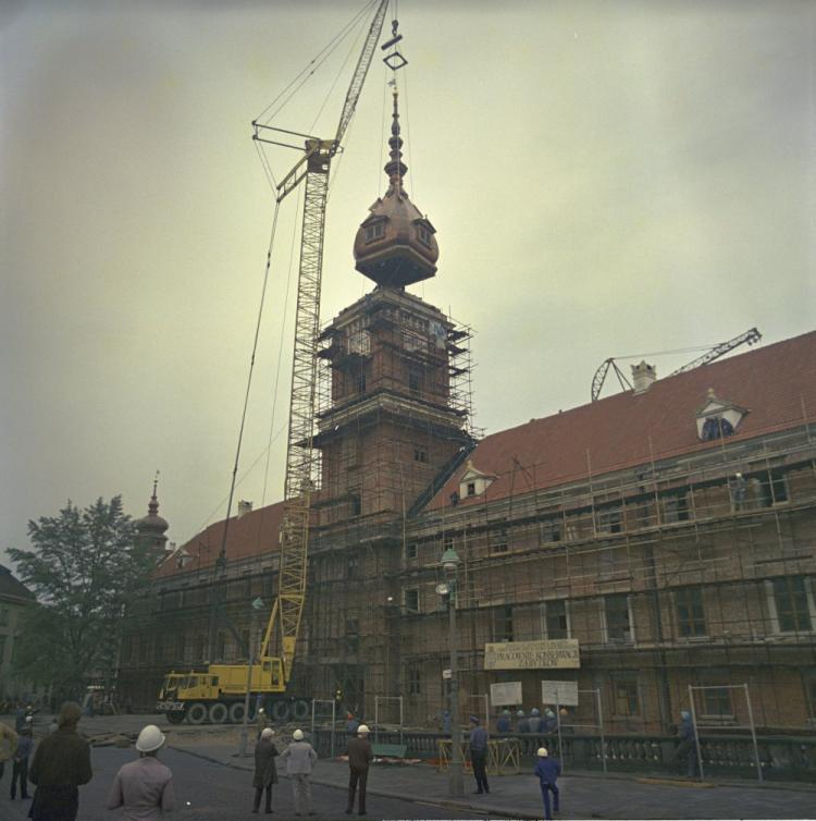 Zakończenie odbudowy bryły Zamku Królewskiego. 1974 r. Fot. PAP/W. Ochnio