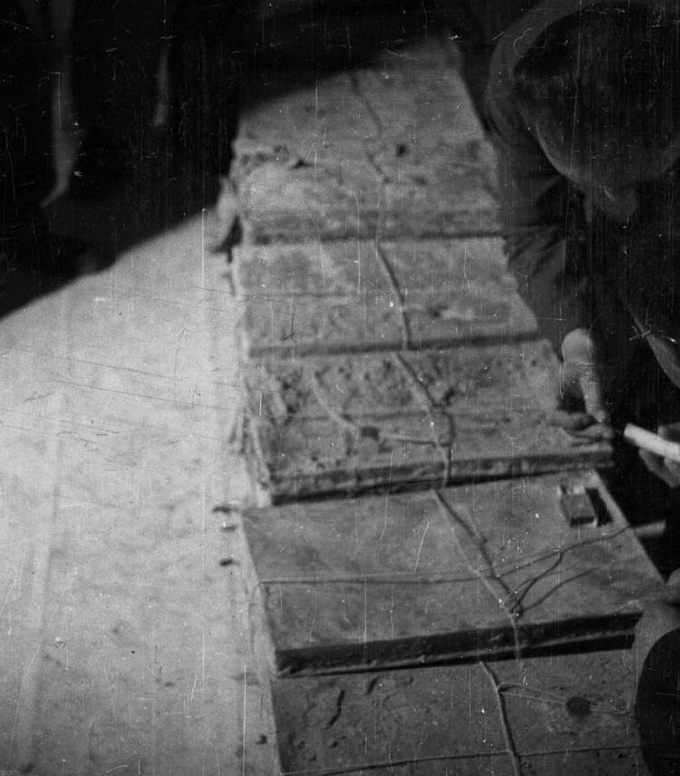 Archiwum Ringelbluma, zbiór dokumentów zgromadzony przez konspiracyjny ośrodek dokumentacji w getcie warszawskim – na zdjęciu materiały wydobyte w 1946 r. spod gruzów przy ul. Nowolipki 68. Fot. PAP/CAF/W. Forbert