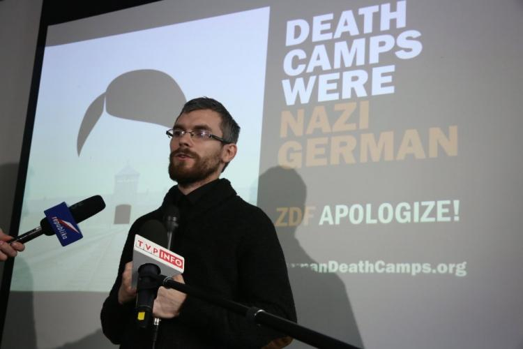Dawid Hallmann podczas konferencji prasowej nt. akcji "German Death Camps". Fot. PAP/T. Gzell 