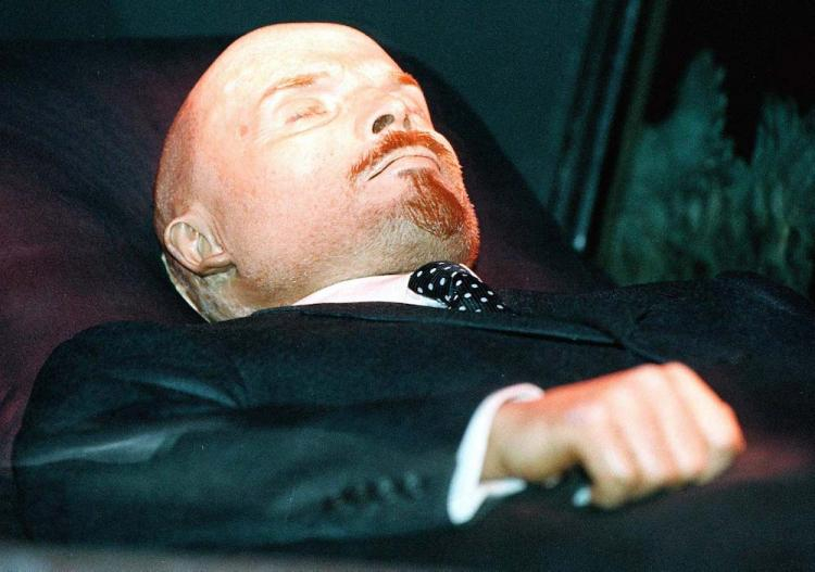 Zdjęcie archiwalne zmumifikowanego ciała Włodzimierza Lenina. Fot. PAP/EPA