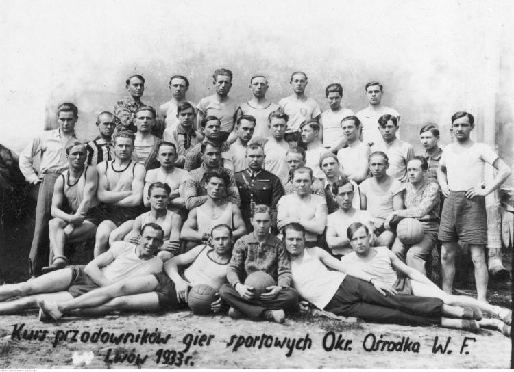 Fotografia grupowa uczestników kursu przodowników gier sportowych we Lwowie. 1933 r. Fot. NAC