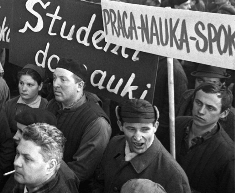 Masówka w Fabryce Samochodów Osobowych. Warszawa 03.1968. Fot. PAP/H. Rosiak
