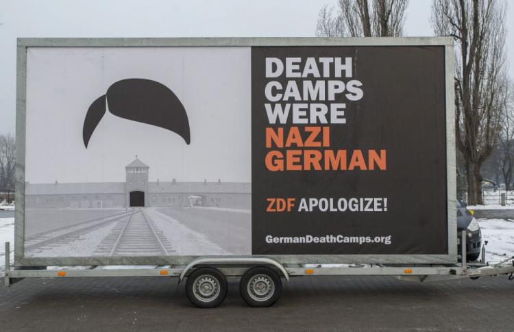 Mobilny, podświetlany billboard z napisem "Death Camps Were Nazi German". Fot. PAP/A. Koźmiński