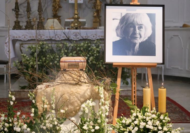 Uroczystości pogrzebowe Danuty Szaflarskiej - urna z prochami zmarłej, wystawiona przed mszą świętą w kościele Niepokalanego Poczęcia NMP. Fot. PAP/P. Supernak 