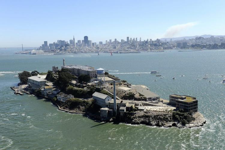 Więzienie Alcatraz, położone na wyspie w Zatoce San Francisco. Fot. PAP/EPA