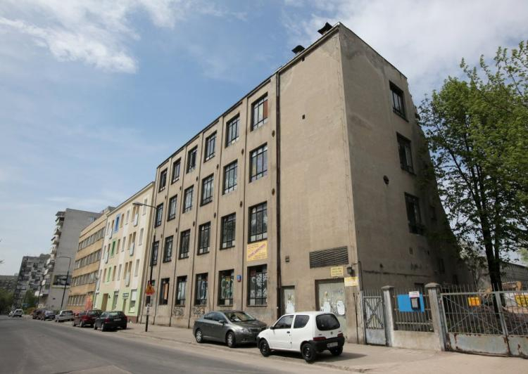Budynek dawnej Fabryki Kamlera, gdzie w pierwszych dniach Powstania Warszawskiego mieściła się siedziba Komendy Głównej Armii Krajowej. 04.2010. Fot. PAP/P. Supernak 