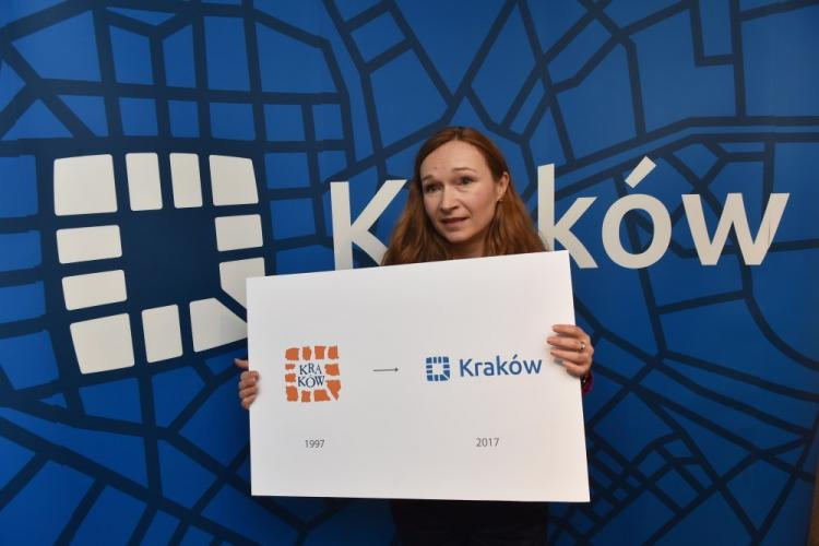 Autorka projektów Dorota Kozak prezentuje planszę ze starym (L) i nowym (P) logo Krakowa. Fot. PAP/J. Bednarczyk