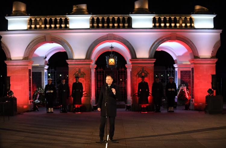Prezydent Andrzej Duda (C) podczas apelu pamięci przed Grobem Nieznanego Żołnierza w Narodowy Dzień Pamięci Żołnierzy Wyklętych. Fot. PAP/B. Zborowski