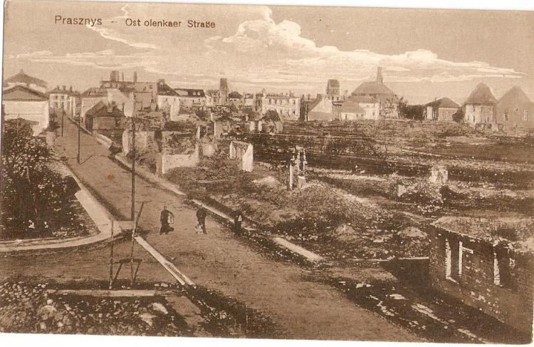 Przasnysz zniszczony na skutek działań wojennych. 1915 r. Fot. ze zb. Mirosława Krejpowicza. Źródło: Wikimedia Commons