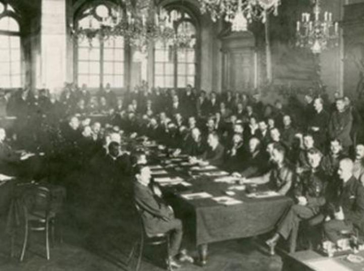 Podpisywanie traktatu preliminarnego miedzy Polską a Rosją w Rydze,12.10.1920 . Fot. CAW