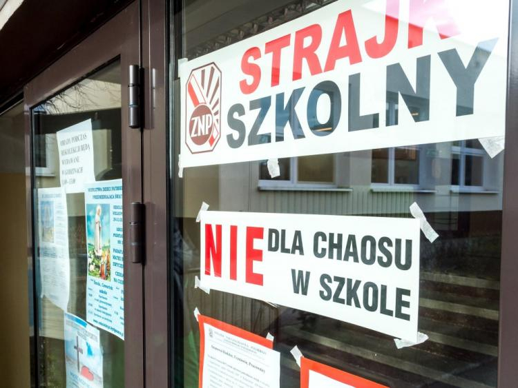 Informacja o strajku w Zespole Szkół nr 21 w Bydgoszczy. Fot. PAP/T. Żmijewski