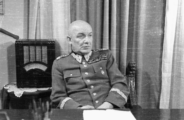 Gen. Karol Świerczewski. Fot. PAP/CAF/B. Lambach