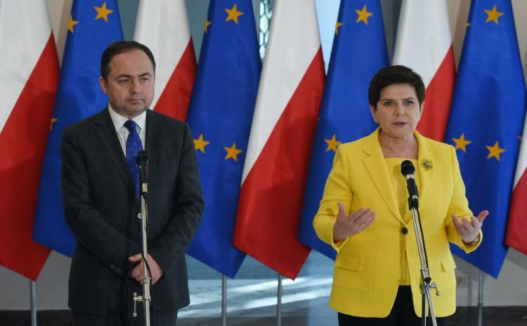 Premier RP Beata Szydło (P) i wiceminister spraw zagranicznych Konrad Szymański (L) podczas konferencji prasowej w Rzymie. Fot. PAP/R. Pietruszka