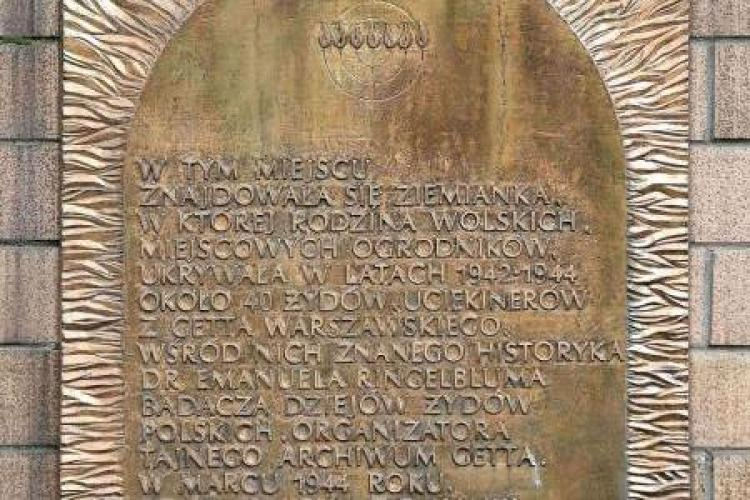 Pamiątkowa tablica w miejscu, gdzie znajdował się bunkier "Krysia". Fot. A. Grycuk  Źródło: Wikimedia Commons