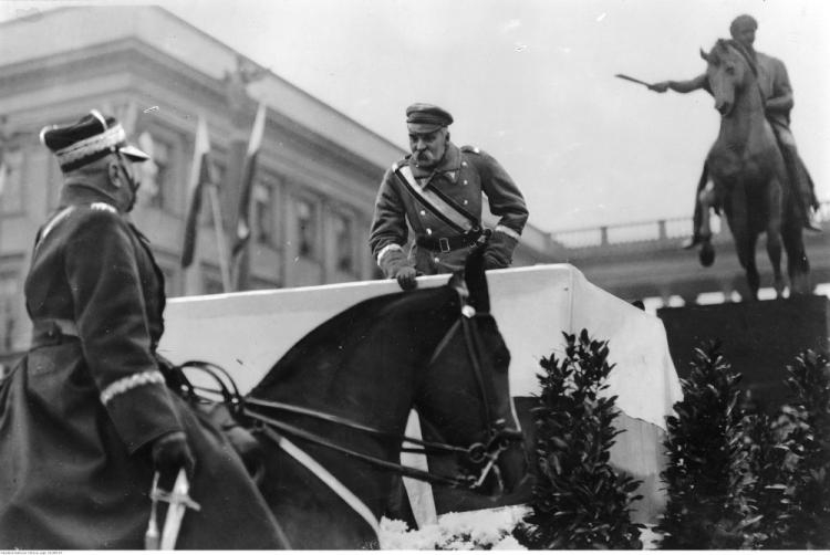 Obchody święta 11 listopada w Warszawie: marszałek Józef Piłsudski na trybunie odbiera raport od wiceministra spraw wojskowych gen. Daniela Konarzewskiego na placu Saskim. 1929 r. Fot. NAC