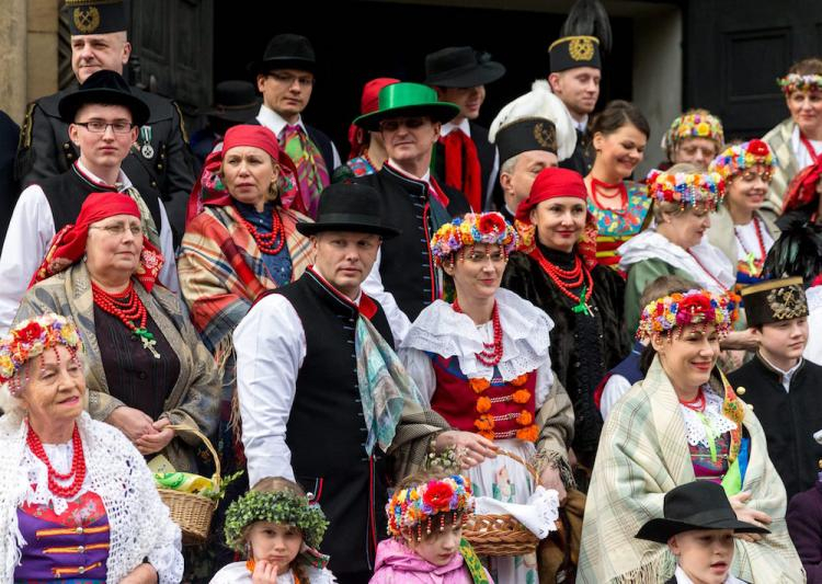 Ludowe święcenie pokarmów w kościele św. Jacka w Bytomiu-Rozbarku. Fot. PAP/A. Grygiel