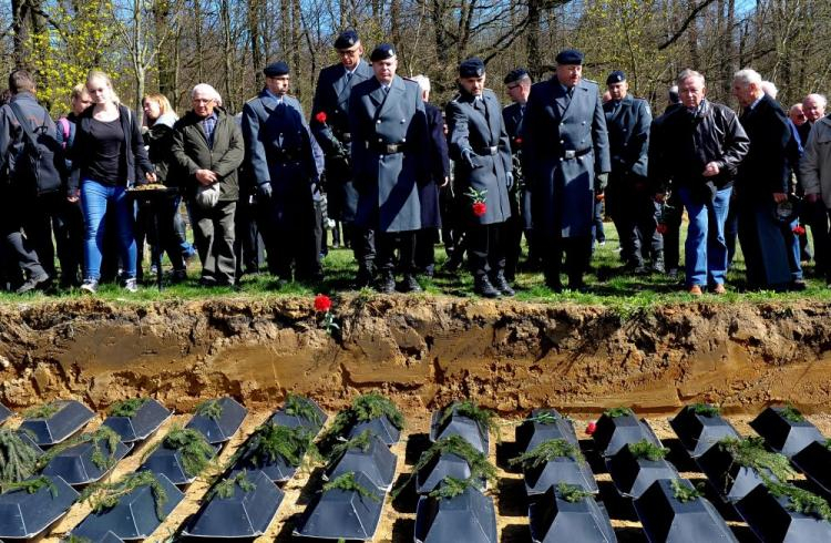 Uczestnicy uroczystości pogrzebowych przy zbiorowej mogile, w której pogrzebano 1768 trumien ze szczątkami niemieckich żołnierzy. Glinna, 06.04.2017. Fot. PAP/M. Bielecki