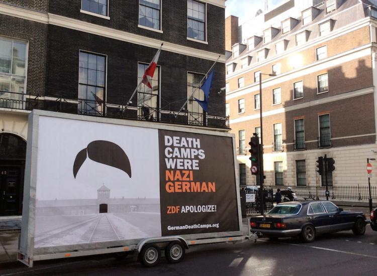 Mobilny billboard z napisem "Death Camps Were Nazi German" przed polską ambasadą w Londynie. Akcja jest protestem wobec używania przez zagraniczne media sformułowania "polskie obozy śmierci". Fot. PAP/J. Krupa