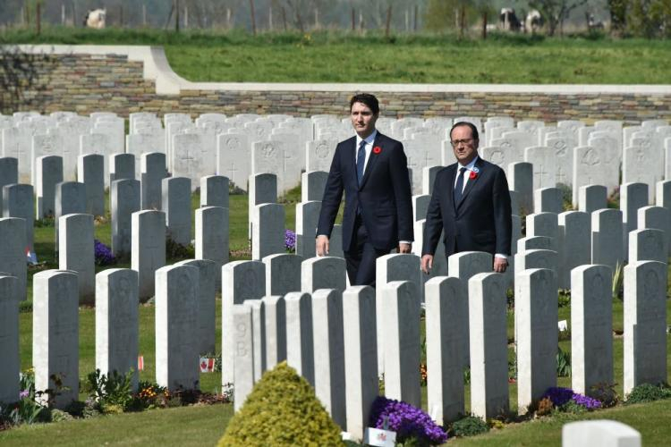 Premier Kanady Justin Trudeau i prezydent Francji Francois Hollande na cmentarzu wojskowym w Vimy. Fot. APP/EPA