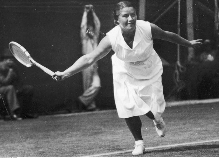 Jadwiga Jędrzejowska w akcji na korcie Wimbledonu. 1935 r. Fot. NAC