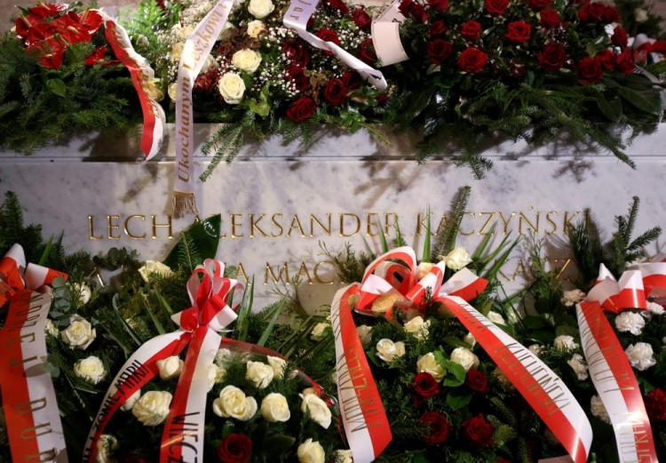 Przykryty kwiatami sarkofag Lecha i Marii Kaczyńskich w krypcie pod Wieżą Srebrnych Dzwonów na Wawelu. 2016 r. Fot. PAP/S. Rozpędzik