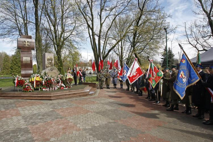 Uroczystość odsłonięcia Krzyża Katyńskiego obok Pomnika Katyńskiego w Białymstoku. Fot. PAP/A. Reszko