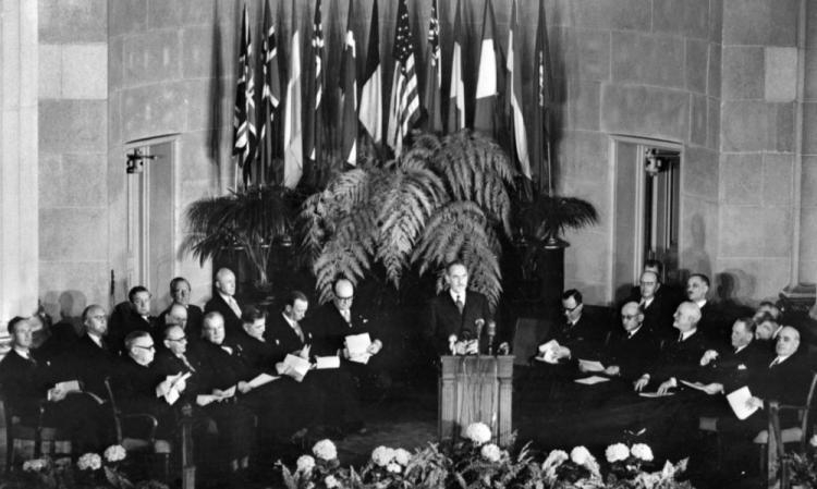 Ceremonia podpisania dokumentów powołujących do życia Pakt Północnoatlantycki NATO w Waszyngtonie 4 Kwietnia 1949 r. Fot. PAP/EPA