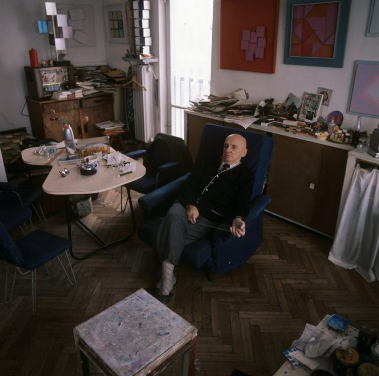 Henryk Stażewski w swoim mieszkaniu-pracowni. 1980 r. Fot. PAP/I. Jarosińska