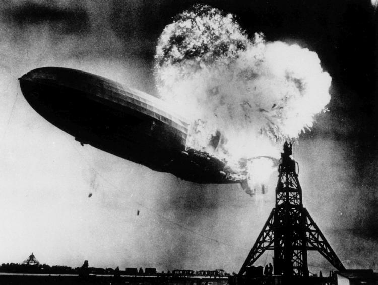 Płonący sterowiec "Hindenburg". Fot. Marynarka Wojenna USA. Źródło: Wikimedia Commons