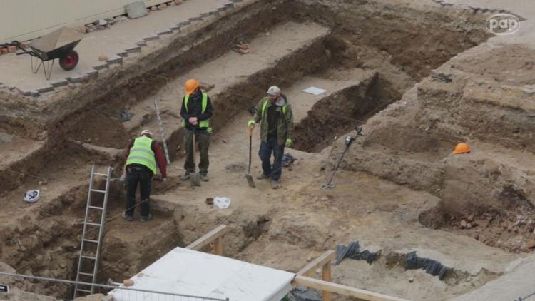 Pozostałości kościoła i tysiące zabytków znaleziono w Poznaniu. Źródło: Serwis wideo PAP