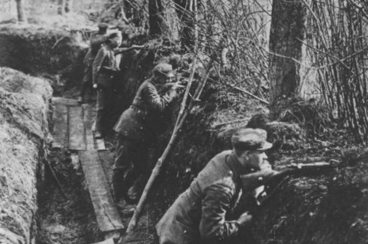 Legioniści w okopach na pozycjach strzeleckich na froncie wschodnim nad Styrem - pozycje pod Kostiuchnówką. Lipiec 1916 r.Fot. NAC