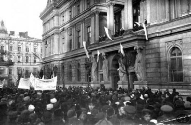 Manifestacja przed siedzibą pierwszego rządu w niepodległej Polsce – Warszawa, 14 listopada 1918 r. Fot. CAW/WBH