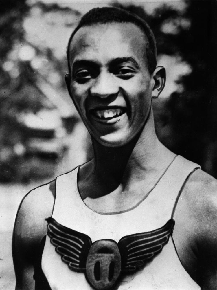 Jesse Ouens, lekkoatleta amerykański, 4-krotny mistrz olimpijski - Berlin 1936 (100 m i 200 m, skok w dal, 4 × 100 m), wielokrotny rekordzista świata. Fot. PAP/CAF