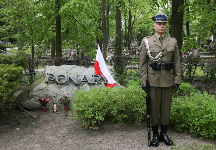 Na warszawskich Powązkach uczczono pamięć ludności polskiej i żydowskiej zamordowanej w latach 1941-44 w Ponarach - obecnie dzielnicy Wilna – przez oddziały SS, policji niemieckiej i kolaboracyjnej policji litewskiej. Fot. PAP/P. Supernak