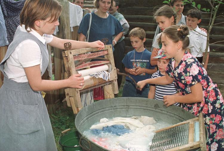 Nauka prania w balii i na tarze. Fot. PAP/M. Trembecki