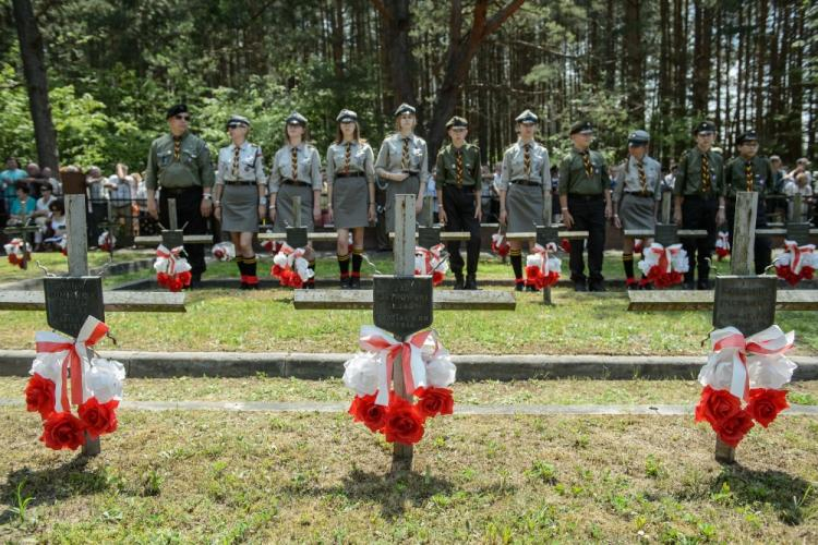 Harcerze na cmentarzu partyzanckim w Osuchach podczas obchodów 73. rocznicy bitwy partyzanckiej pod Osuchami. Fot. PAP/W. Pacewicz 