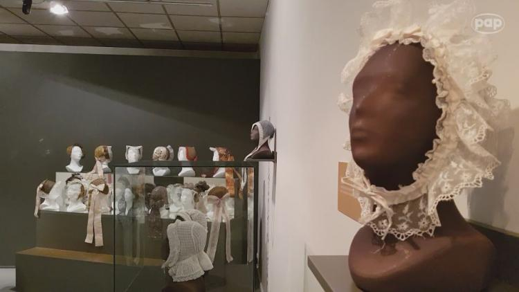 Wystawa "Z głową w chmurach? Czepce, czepki i półczepce” w Muzeum Górnośląskim w Bytomiu. Źródło: serwis wideo PAP