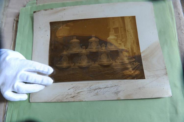 Prezentacja starego zdjęcia dzwonów. Fot. PAP/M. Bielecki